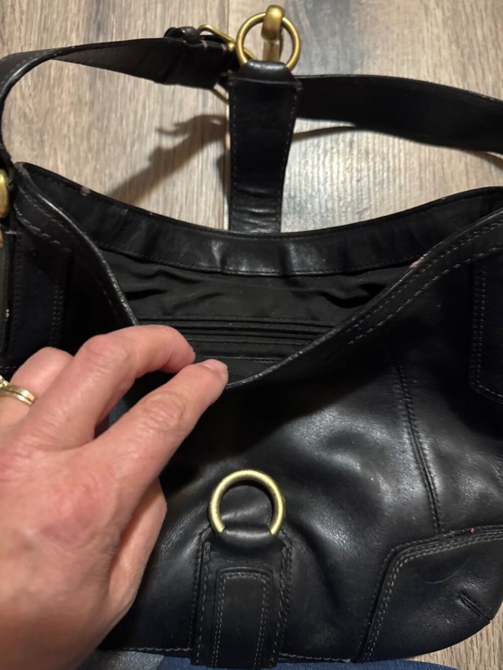 Vintage Coach Hamptons Black Leather Hobo Bag With Brass Clasp & Adjustable Stra - Picture 12 of 16